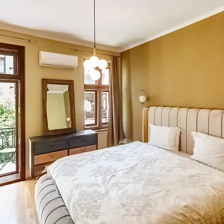 City Center Design 3 Bedroom Apartment *